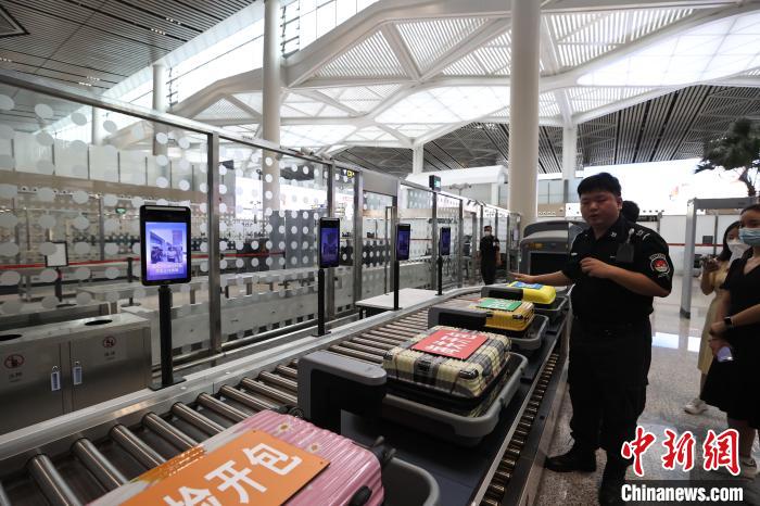 （高質(zhì)量發(fā)展調(diào)研行）探訪?？诿捞m國(guó)際機(jī)場(chǎng)封關(guān)運(yùn)作項(xiàng)目：將實(shí)現(xiàn)旅客“無(wú)感通關(guān)”