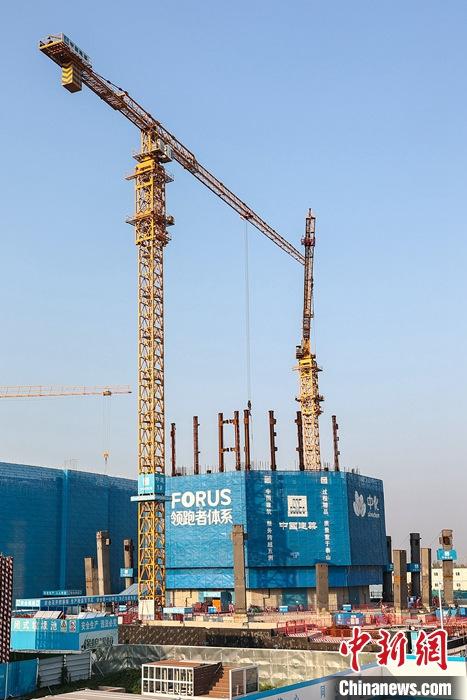 從完成頂層設(shè)計到如火如荼大規(guī)模建設(shè)，六年來，雄安新區(qū)如春天的竹子一般拔節(jié)生長，這座承載千年大計的“未來之城”已雄姿初顯。從“一張白紙”開始著墨，如今的雄安新區(qū)已是濃墨重彩的“山水畫”。<a target='_blank' href='/'>中新社</a>記者近日走訪了雄安新區(qū)多地，從“藍綠金”三色感受這座“未來之城”的巨大變化。圖為7月19日，河北雄安新區(qū)，中國中化總部基地項目施工現(xiàn)場。 <a target='_blank' href='/'>中新社</a>記者 易海菲 攝