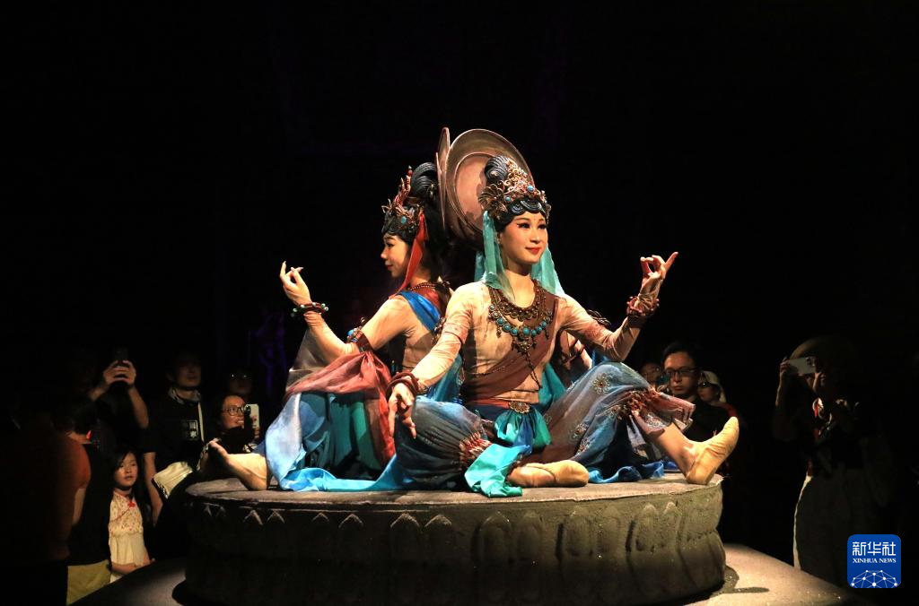 8月5日晚，游客在甘肅省敦煌市觀看大型洞窟式沉浸體驗(yàn)劇《樂動敦煌》。 新華社發(fā)（張曉亮 攝）