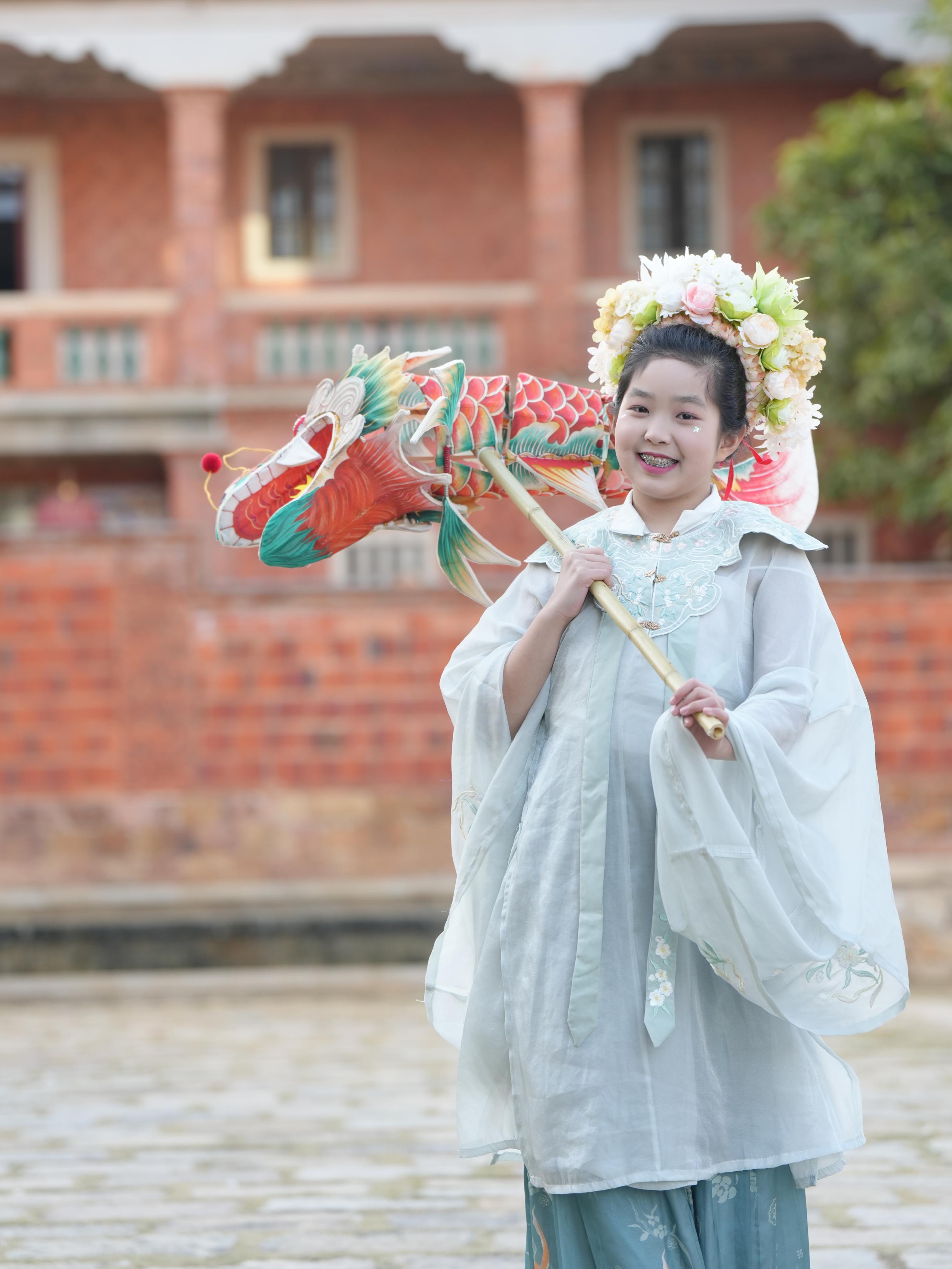 在泉州，沈女士為女兒拍下頭戴簪花的照片。受訪者供圖