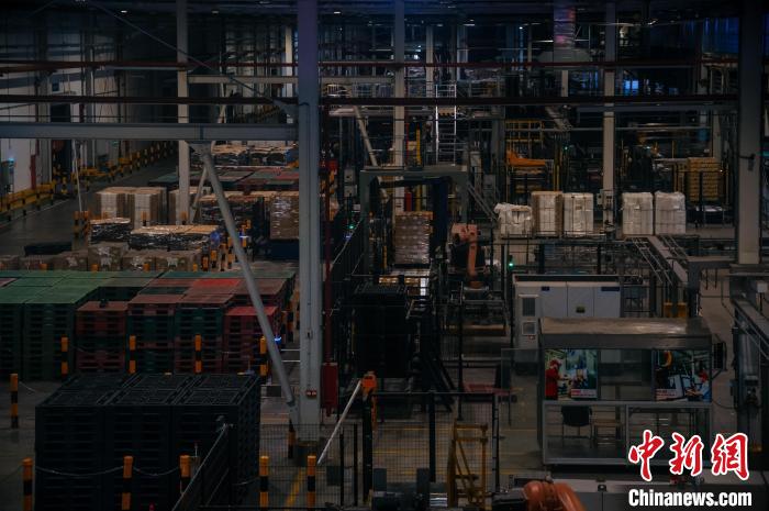 基地依托數(shù)字技術(shù)打造“黑燈工廠”?！±钅宪?攝