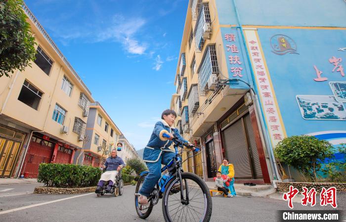 溪邳村一角?！菓c堂 攝