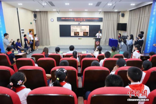 廣州中醫(yī)藥大學(xué)副校長、廣東省中醫(yī)院院長張忠德向?qū)W生講述“抗戰(zhàn)中的中醫(yī)藥”。吳遠(yuǎn)團(tuán) 攝