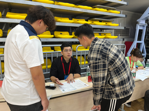 招聘會上，老師為畢業(yè)生開展就業(yè)指導(dǎo)。校方供圖