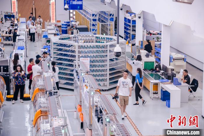 圖為莆田雙馳鞋業(yè)個(gè)性化定制示范工廠?！±钅宪?攝