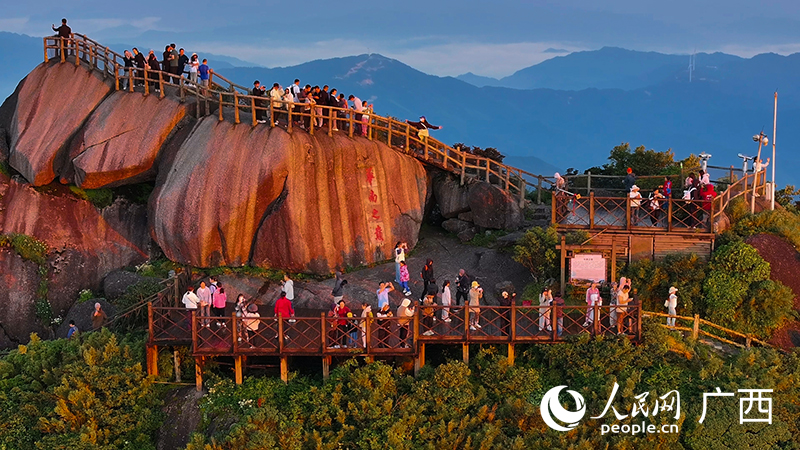 游客在觀賞日出。人民網(wǎng) 雷琦竣攝