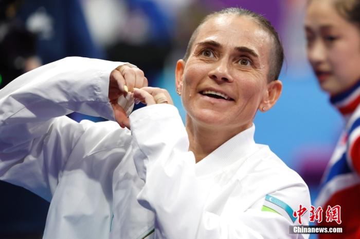 資料圖：9月28日，杭州第19屆亞運會競技體操女子跳馬決賽在黃龍體育中心體育館舉行。烏茲別克斯坦選手丘索維金娜以13.383分獲得該項目第四名。圖為丘索維金娜在賽后向觀眾比心。<a target='_blank' href='/'>中新社</a>記者 富田 攝