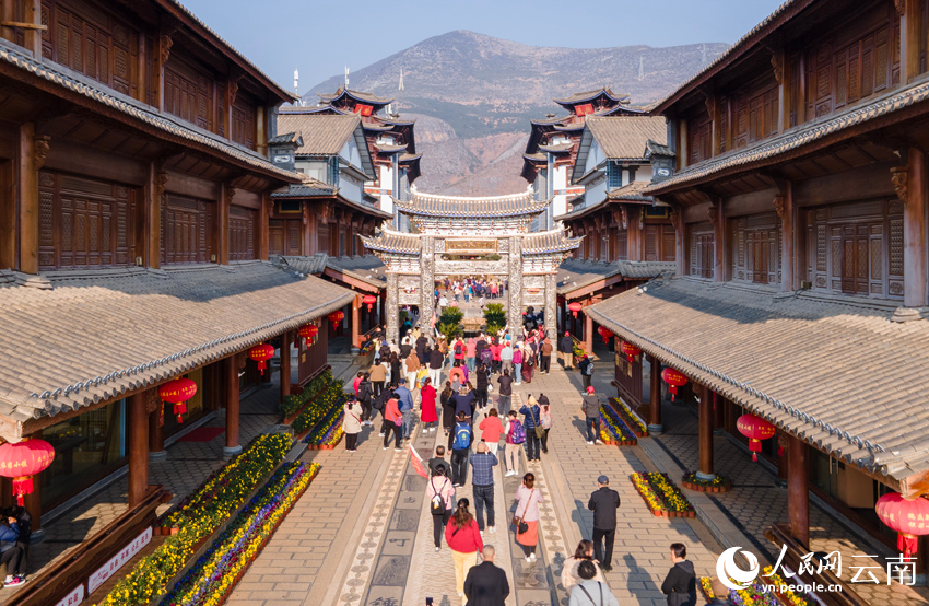 游客打卡新華村。人民網(wǎng)記者 符皓攝