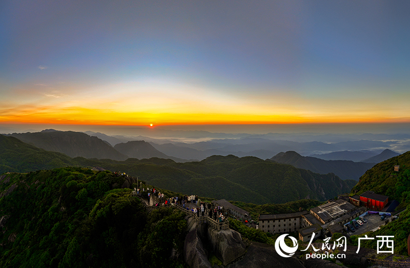 紅日破云而出。人民網(wǎng) 雷琦竣攝