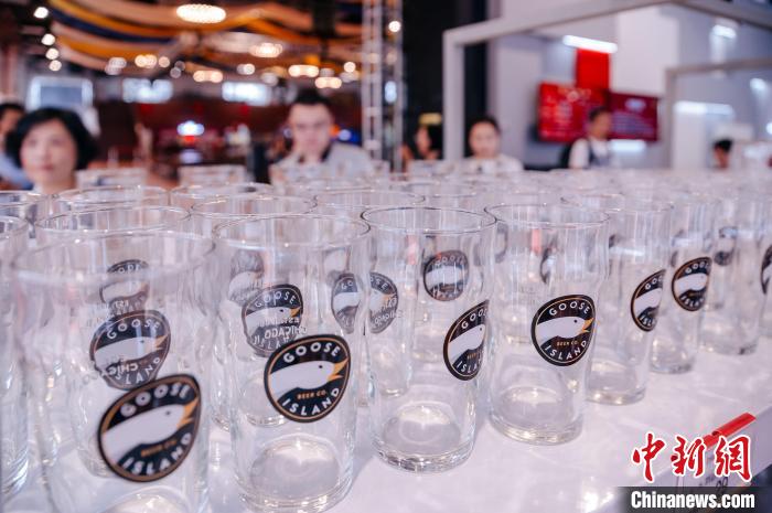 基地內(nèi)，各式啤酒文化周邊產(chǎn)品在出售?！±钅宪?攝