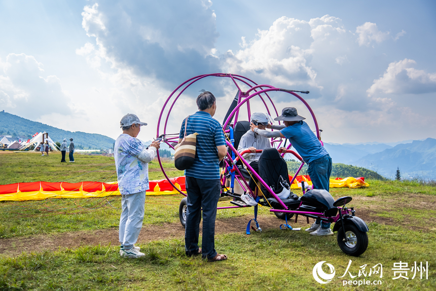 游客在野玉海飛行營地解鎖山地新玩法。人民網(wǎng)記者 涂敏攝
