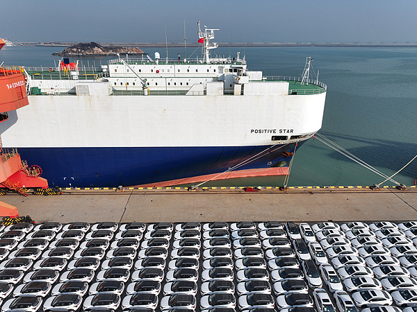 在江蘇省連云港，中國生產(chǎn)的汽車正加緊裝船出口海外。