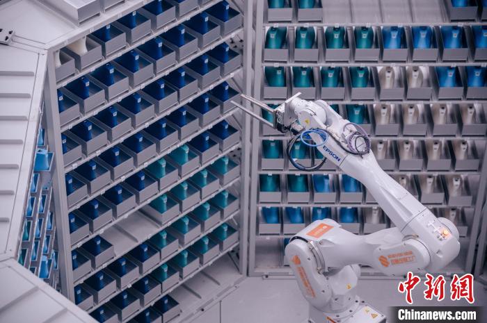 車間里，鞋楦配送機(jī)械臂在有序工作?！±钅宪?攝