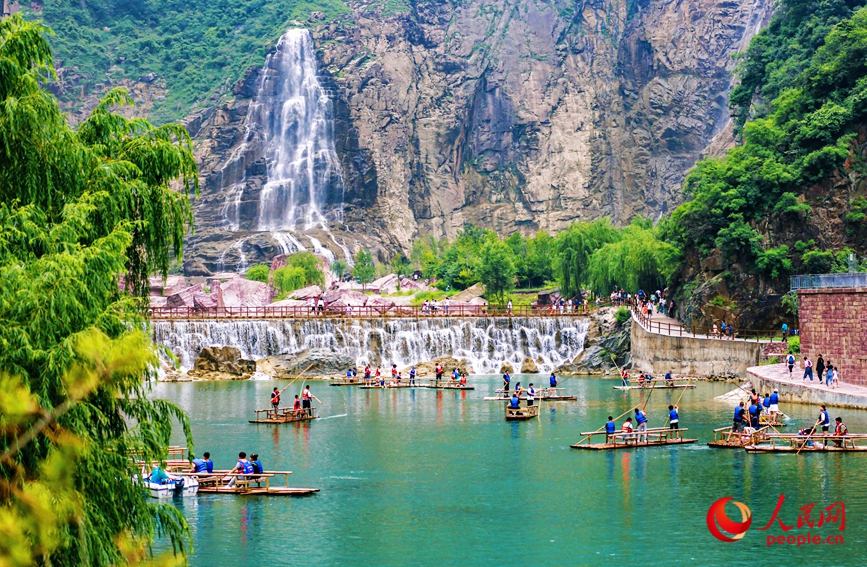 泛舟水上，成為酷熱夏季的一個(gè)避暑良方。人民網(wǎng)記者 王佩攝