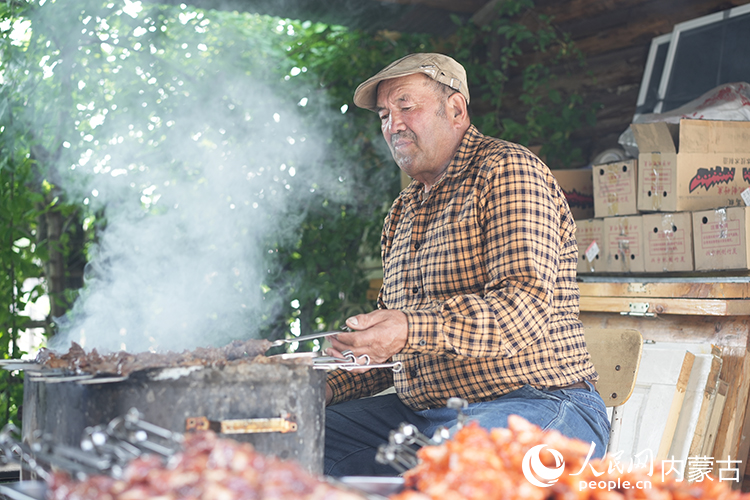 孫金花家庭小院內，正在烤制肉串。人民網記者 李睿攝