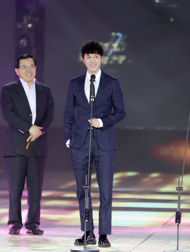 馮紹峰上臺(tái)領(lǐng)獎(jiǎng)