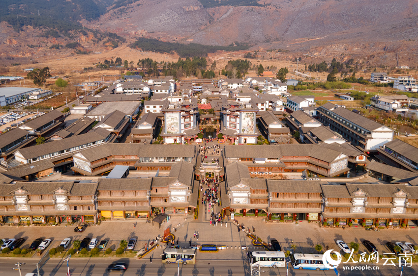 密布銀器加工作坊的新華村。人民網(wǎng)記者 符皓攝