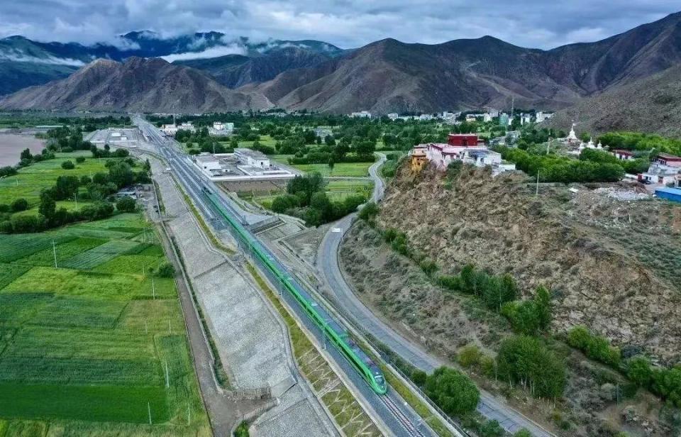 ?高原動(dòng)集動(dòng)車組。中國(guó)中車供圖。