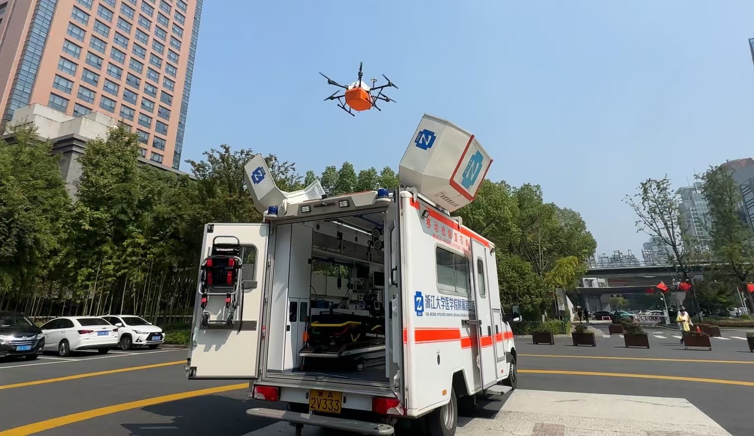 浙江大學(xué)醫(yī)學(xué)院附屬第二醫(yī)院5G急救車搭載的無人機(jī)正在起飛。人民網(wǎng)記者 申佳平攝