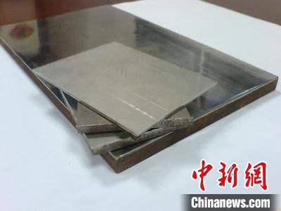 企業(yè)展示的金屬復(fù)合材料產(chǎn)品?！垕I子 攝