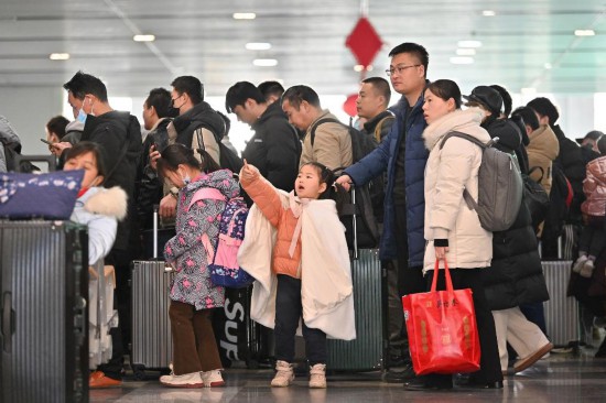 2月3日，家長帶領小朋友在北京豐臺站排隊檢票。新華社記者 宋為偉 攝