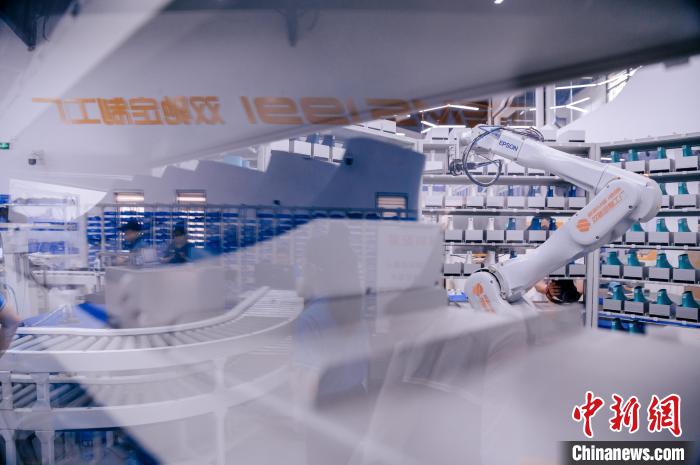 最快一個(gè)多小時(shí)，“私人訂制”的鞋子就能完成生產(chǎn)。　李南軒 攝