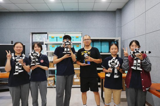 重慶八中科學(xué)城中學(xué)校科創(chuàng)社團(tuán)。