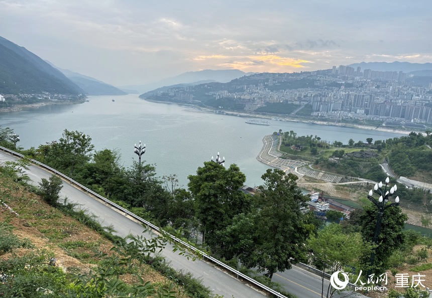 從巫山縣龍門街道江村遠眺，左側(cè)為三峽里·竹枝村，右側(cè)為巫山縣城。人民網(wǎng)記者 劉政寧攝