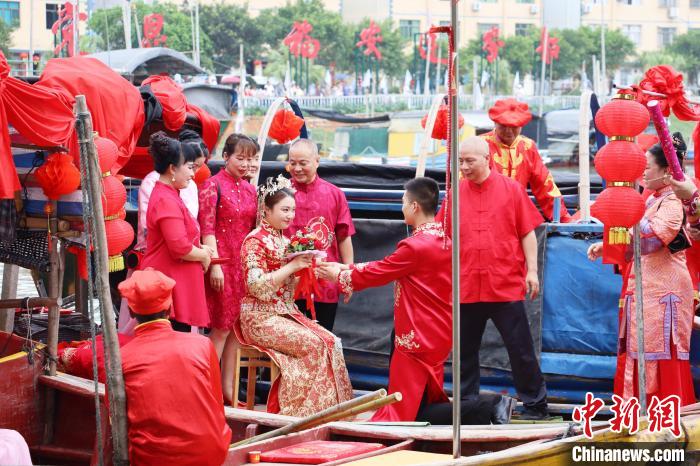 連家船民婚俗秀之迎親禮和成親禮?！×珠派?攝