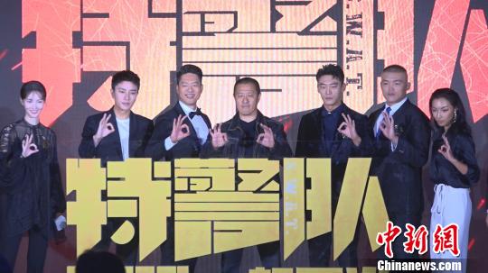 由導(dǎo)演丁晟所帶來的《特警隊(duì)》集結(jié)了凌瀟肅、賈乃亮、金晨等實(shí)力派演員?！】涤裾?攝