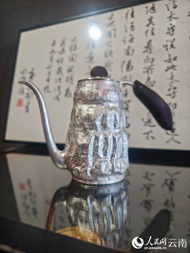 李杰加工制作的銀壺。人民網(wǎng)記者 符皓攝
