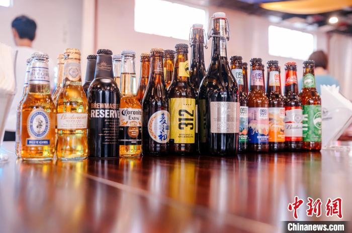 莆田基地主要生產(chǎn)全球旗艦品牌百威、科羅娜、貝克等啤酒，并生產(chǎn)雪津啤酒、雪山啤酒、藍(lán)妹啤酒等?！±钅宪?攝