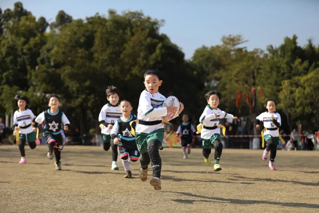 福建省福州市兒童公園，幼兒組隊(duì)員正在進(jìn)行橄欖球比賽。謝貴明攝（人民視覺(jué)）