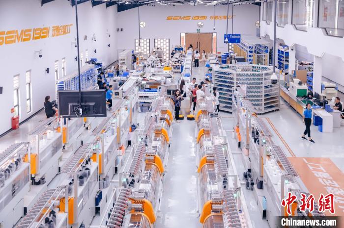 “高質(zhì)量發(fā)展調(diào)研行”主題采訪活動(dòng)來(lái)到福建莆田雙馳鞋業(yè)個(gè)性化定制示范工廠?！±钅宪?攝