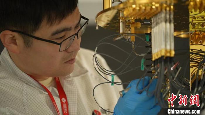 科研人員正在組裝超導量子計算機。