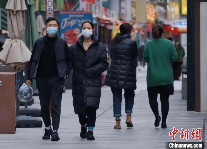 圖為市民穿羽絨服出行?！●R銘言 攝