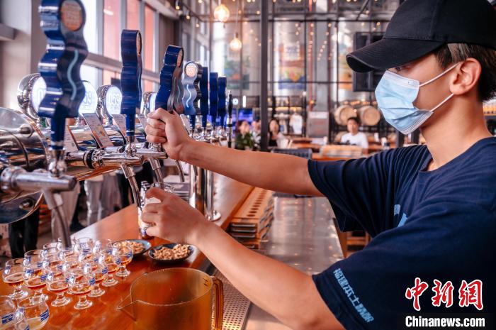 圖為百威雪津啤酒莆田基地工作人員正在打酒?！±钅宪?攝